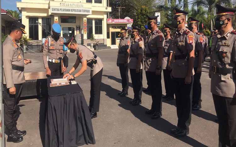 Kapolres Kotim AKBP Sarpani saat memimpin serah terima jabatan sejumlah perwira di lingkungan Polres Kotim