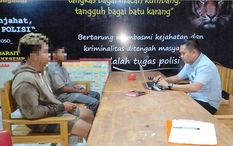Kanit Reskrim Polsek Dusun Tengah Aipda Yotry F Heriady saat memeriksa para tersangka pengeroyokan. (FOTO: HUMAS POLSEK DUSTENG)