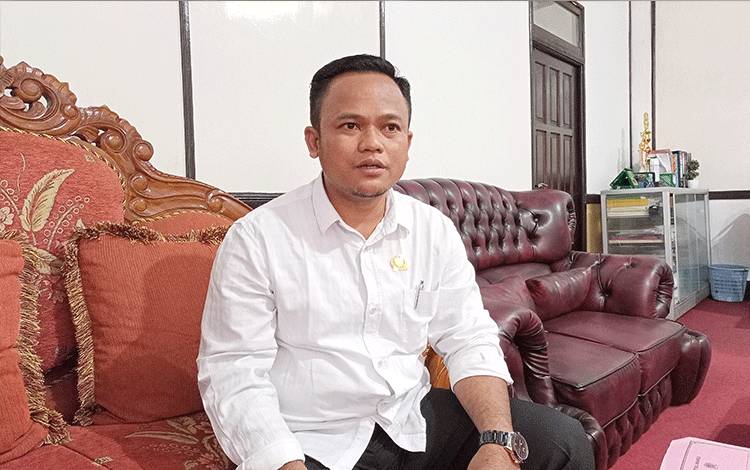 Ketua DPRD Barito Timur Nursulistio memberikan penjelasan usai menerima tenaga medis RSUD Tamiang Layang yang menyampaikan keluhan, Rabu, 7 September 2022. (FOTO: BOLE MALO)
