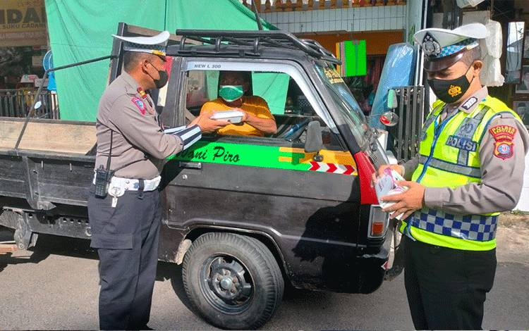 Kasat Lantas Polres Seruyan Iptu Moch Romadhon membagikan nasi kotak kepada sopir angkutan di Kuala Pembuang.