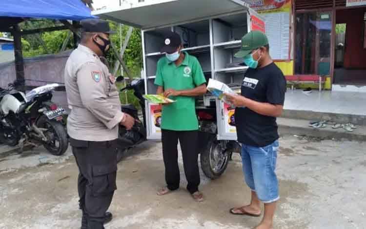 Personel Polsek Kapuas Timur saat mengajak warga gemar membaca buku, Rabu, 7 September 2022. (FOTO: POLSEK KAPUAS TIMUR)