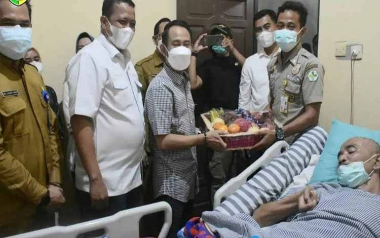 Wali Kota Palangka Raya Fairid Naparin saat mengunjungi pegawai Honorer sakit akibat kecelakaan kerja. (FOTO: HUMAS)