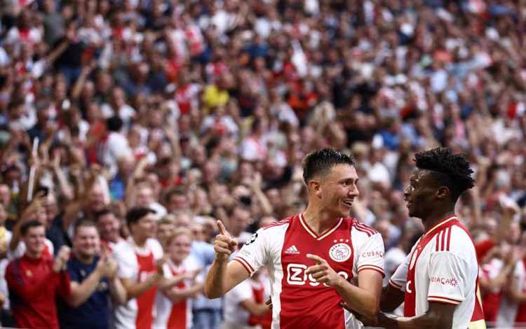 Steven Bergwijn (kiri) melakukan seleberasi setelah mencetak gol untuk Ajax ke gawang Rangers FC di Johan Cruijff ArenA, Amsterdam pada 8 September 2022. ANTARA/AFP/KENZO TRIBOUILLARD