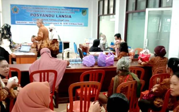 PWRI Kabupaten Barito Utara saat melaksanakan kegiatan pemeriksaan kesehatan bagi pensiunan sipil, di gedung Dukcapil Lantai II, Jalan Temenggung Surapati Muara Teweh, Kamis, 8 September 2022. (FOTO: DHANI)