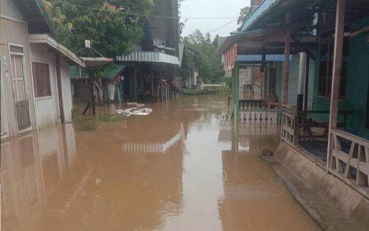 Banjir yang melanda salah satu desa di Kotim, dampak dari curah hujan tinggi.