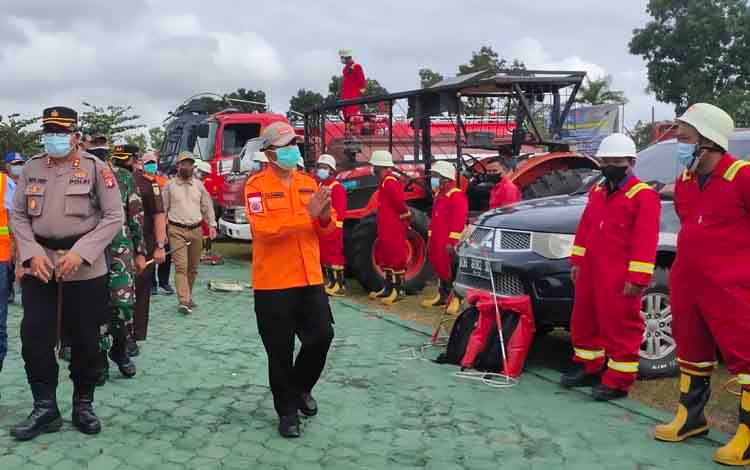 Wakil Bupati Sukamara, H Ahmadi saat memantau kesiapan sarana parasarana pemadam kebakaran dalam menghadapi bencana karhutla beberapa waktu lalu. (FOTO:NORHASANAH)