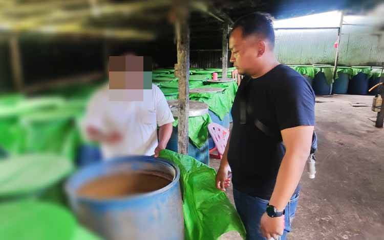 Anggota Subdit 3 Jatanras Polda Kalteng menggerebek pabrik Miras ilegal di Sampit, Selasa, 6 September 2022. (POTO : PARLIN TAMBUNAN).