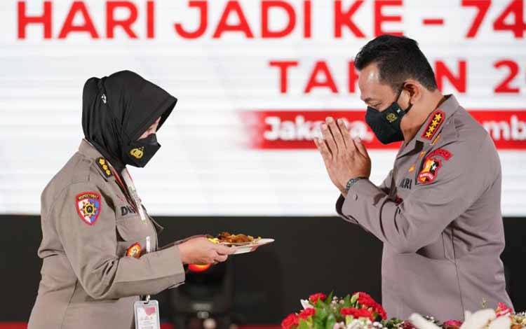 Kapolri Jenderal Polisi Listyo Sigit Prabowo menerima pemberian tumpeng pada acara puncak dan syukuran HUT Ke-74 Polwan RI di Gedung Rupatama, Mabes Polri, Jakarta Selatan, Kamis (8/9/2022). (ANTARA/HO-Divisi Humas Polri)