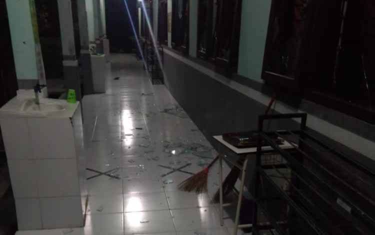 Tampak kaca sekolah SMPN 11 Arsel, Pangkalan Bun pecah dan berserakan akibat diduga dirusak sejumlah remaja, Jumat, 9 September 2022, malam. (FOTO : ISTIMEWA)