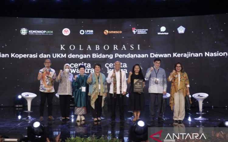 Menteri Koperasi dan UKM Teten Masduki (empat kanan) berfoto bersama perwakilan dari agregator UMKM selepas acara diskusi panel Cerita Kriya di Bali Collection, Nusa Dua, Badung, Bali, Kamis (9/9/2022). ANTARA/HO-Dokumentasi KemenkopUKM