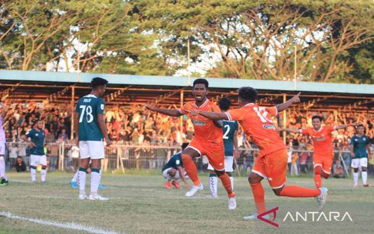 Pemain Persiraja Banda Aceh saat melakukan selebrasi gol kedua mereka, di Banda Aceh, Sabtu (10/9/2022) (ANTARA/HO/MO Persiraja)