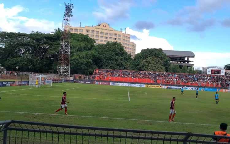 Pertandingan Sulut United dan Persipura di Stadion Klabat. ANTARA/Jorie Darondo (1)