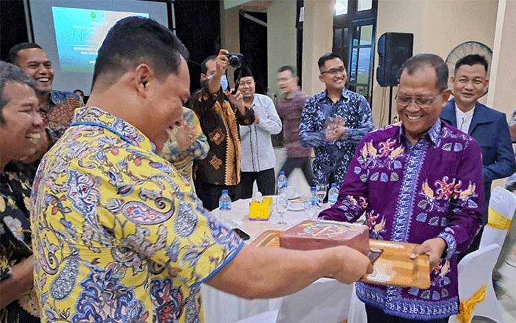  Bupati Lamandau Hendra Lesmana berikan kue ulang tahun kepada pejabat lama Agus Widodo saat acara pisah sambut Kajari Lamandau. (FOTO : HENDI NURFALAH)
