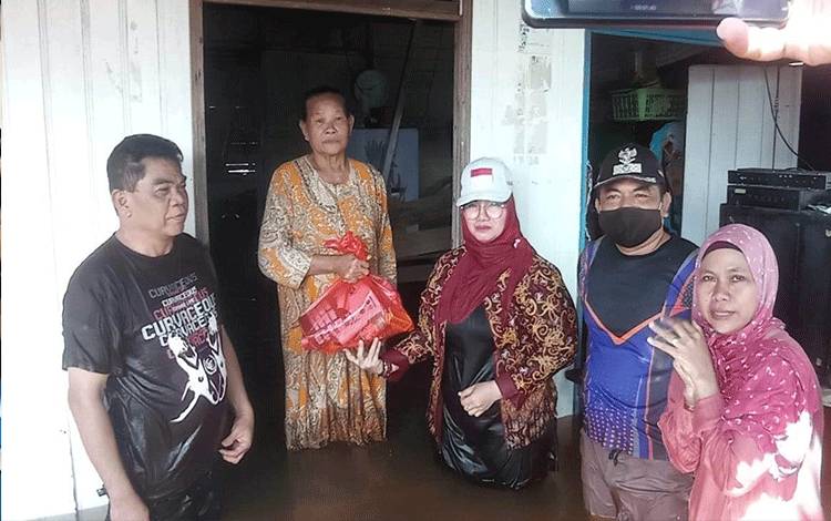 Wakil Bupati Kotim, Irawati dan Kepala BPBD Kotim Rihel saat memantau banjir di Desa Hanjalipan Kecamatan Kota Besi. 