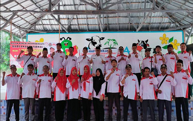 Wakil Ketua II DPRD Kobar Bambang Suherman (tengah) foto bersama anggota Abpednas Kobar. (FOTO: BAMBANG SUHERMAN)