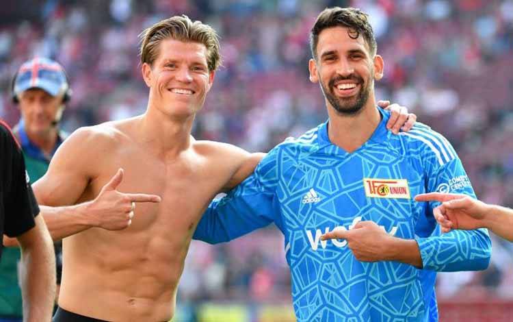 Gelandang Union Berlin Rani Khedira (kanan) dan rekan satu timnya Kevin Behrens merayakan kemenangan atas FC Cologne dalam pertandingan Bundesliga di Cologne, pada 11 September 2022. (AFP/UWE KRAFT)