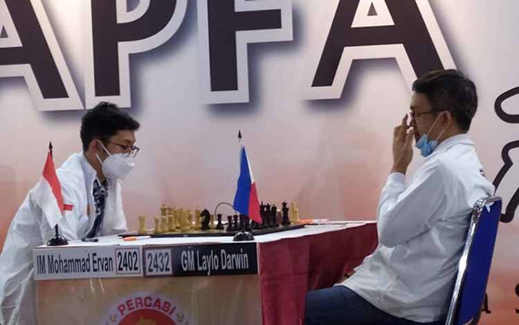 Pecatur Indonesia IM Mohamad Ervan (kiri) memetik kemenangan pertama atas wakil Filipina GM Darwin Laylo dalam duel internasional Japfa Chess Festival 2022 di Gedung Serbaguna, Senayan, Jakarta, Sabtu (10/9/2022). (ANTARA/HO-PB Percasi)