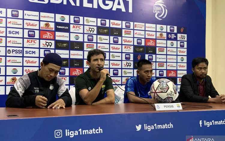 Pelatih Persib Bandung Luis Milla (kedua kiri) dan pemain Beckham Putra (kedua kanan) pada saat melakukan jumpa pers usai pertandingan di Stadion Kanjuruhan, Kabupaten Malang, Jawa Timur, Minggu (11/9/2022). (ANTARA/Vicki Febrianto)