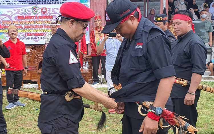 Bupati Seruyan Yulhaidir yang juga Ketua DAD Seruyan, mengukuhkan Komandan, Pengurus dan Anggota Batamad Zona Danau Sembuluh (FOTO: PROKOM SERUYAN)