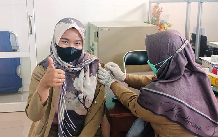 Salah satu tenaga kesehatan di Kabupaten Lamandau mendapat vaksin booster kedua.(FOTO: HENDI NURFALAH)