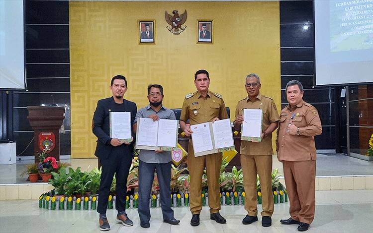  Pihak swasta (kiri) bersama Pj Bupati Kobar Anang Dirjo (tengah), didampingi Sekda dan Kepala Bappeda Kobar, foto bersama tunjukkan nota MoU Collaborative Governance. (FOTO : DANANG)