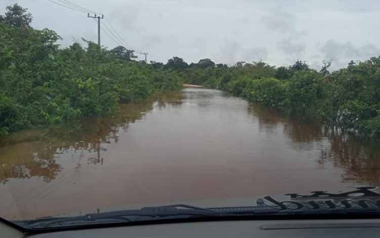 Kondisi jalan menuju Rungun terendam banjir. (FOTO : ISTIMEWA)