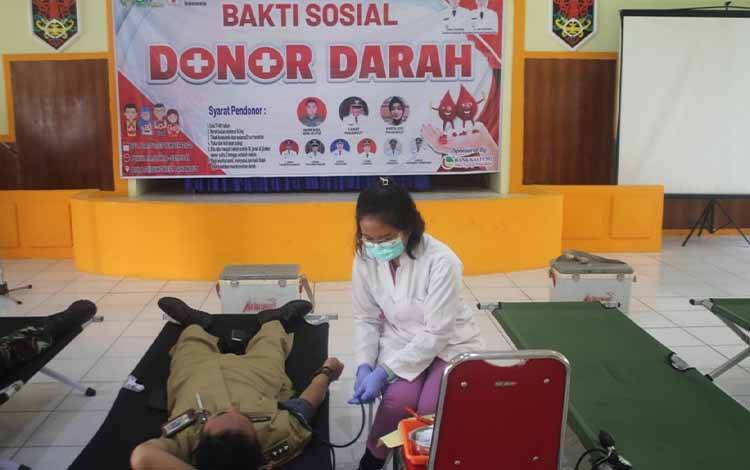 Camat Pahandut, Berlianto saat melakukan donor darah, Selasa, 13 September 2022. (FOTO: HENDRI)