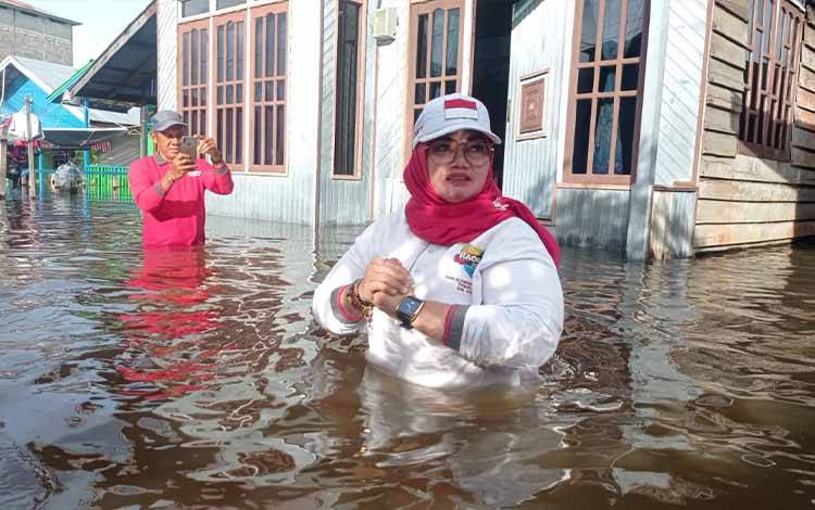 Wakil Bupati Kotim Irawati saat meninjau kondisi banjir di salah satu desa yang ada di Kecamatan Parenggean pada Minggu, 11 September 2022 kemarin. (FOTO: HAMIM)
