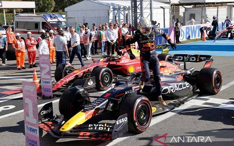 Pebalap tim Red Bull Max Verstappen melakukan selebrasi setelah memenangi Grand Prix Italia di Sirkuit Monza, Italia (11/9/2022). ANTARA/AFP/Ciro de Luca/aa. (AFP/CIRO DE LUCA)