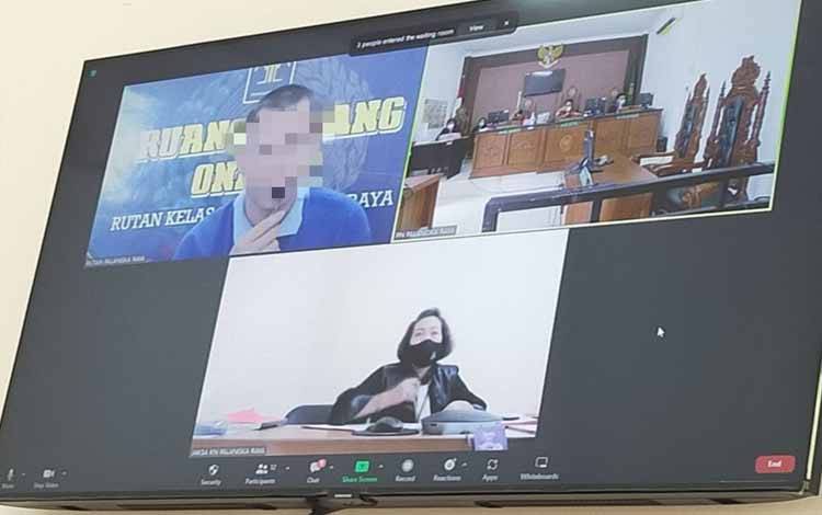 Terdakwa (Kiri Atas) saat menjalani persidangan secara virtual di Pengadilan Negeri Palangka Raya, Selasa, 13 September 2022