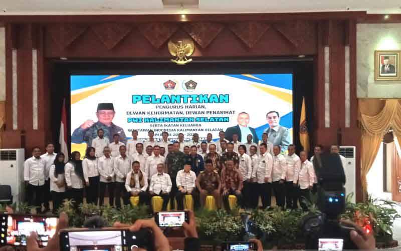 Para pengurus PWI Kalsel 2022--2027 berfoto bersama Ketua Pusat dan Gubernur Kalsel serta unsur pimpinan daerah di Gedung Mahligai Pancasila, Selasa, (13/9/2022). (FOTO : ANTARA/Sukarli)