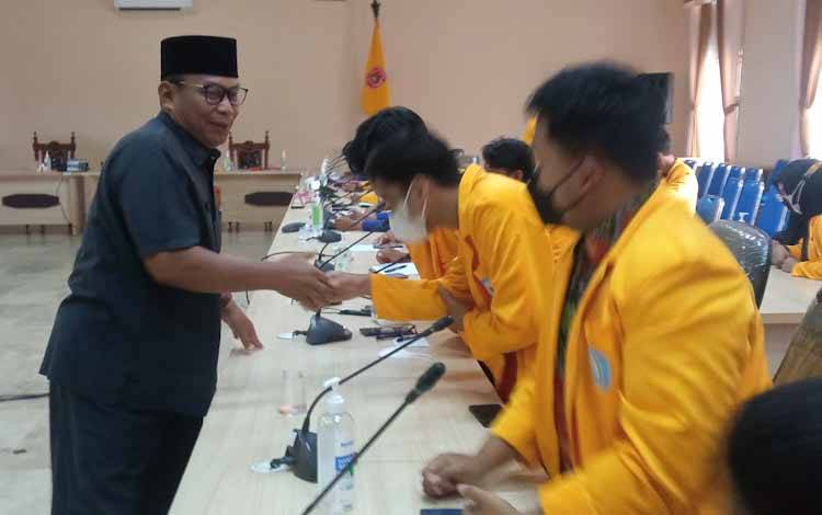 Wakil Ketua II DPRD Kobar Bambang Suherman saat menerima Aliansi Mahasiwa Kobar, Selasa, 13 September 2022