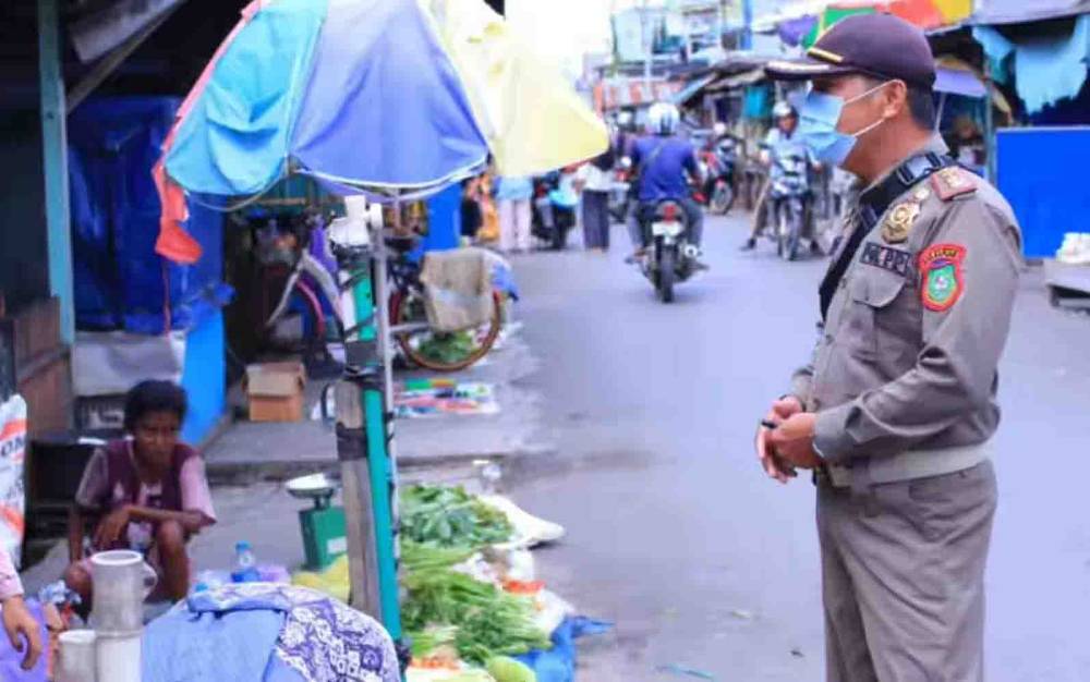 Personel Satpol PP dan Damkar Kapuas saat lakukan pemantauan pasar untuk menjaga ketertiban. (FOTO: SATPOL PP KAPUAS)