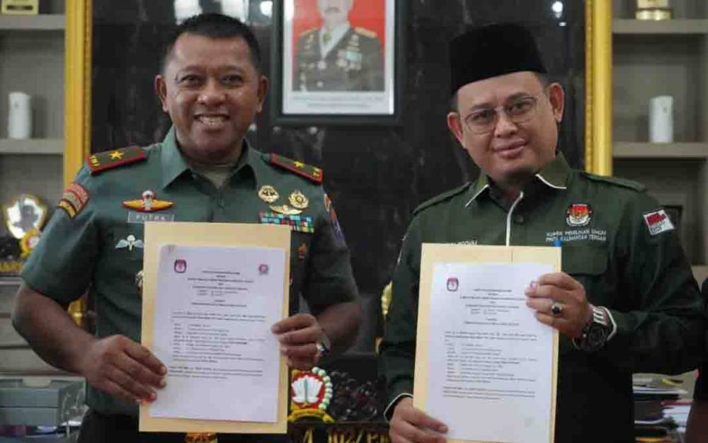 Ketua KPU Kalteng, Harmain Ibrahim (kanan) dan Danrem 102/Pjg Brigjen TNI Yudianto Putra Jaya. (FOTO: ISTIMEWA)
