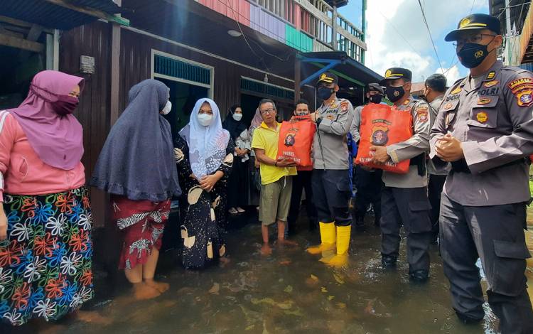 Kapolres Kobar AKBP Bayu Wicaksono didampingi PJU Polres Kobar serahkan Bansos Kepada korban banjir di Kelurahan Raja. (FOTO : DANANG)
