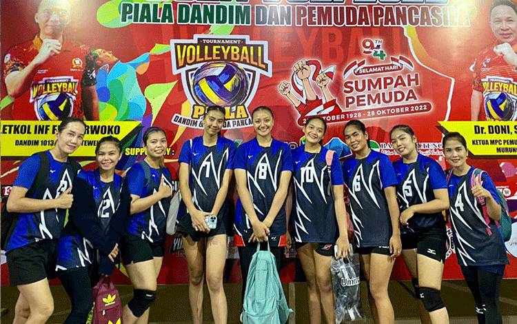 Tim Bhie Mura Putri yang dperkuat sejumlah atlit Timnas Volly Putri Indonesia turut memeriahkan Piala Dandim dan Pemuda Pancasila. (Foto Trisno)