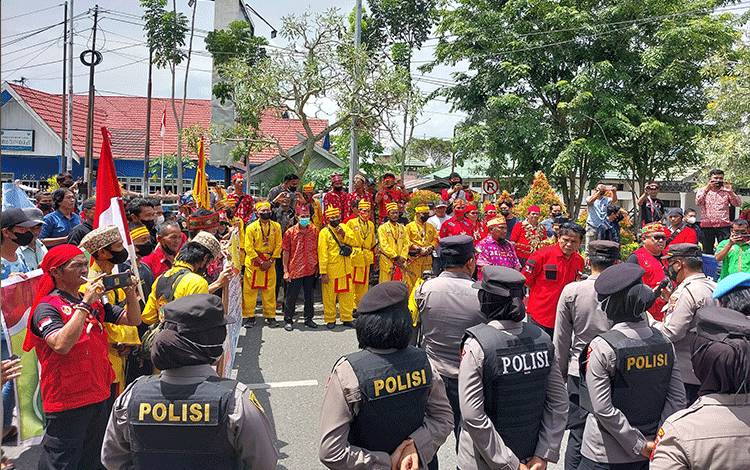 Personel Polres Kapuas saat lakukan pengamanan aksi damai Aliansi Masyarakat Peduli Pemerataan Pembangunan di DPRD Kapuas, Kamis, 15 September 2022. (FOTO: DODI)