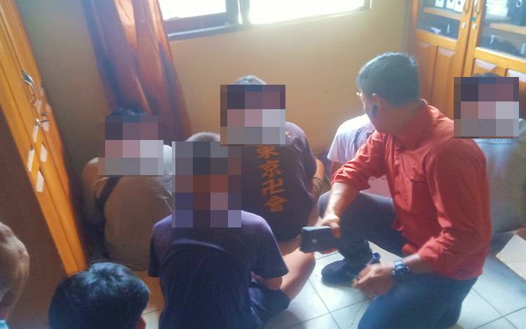 Kanitreskrim Polsek Sabangau Aiptu Edi Prianto (kemeja merah) memberikan edukasi kepada enam siswa SMK PKL yang diamankan, Kamis, 15 September 2022. (POTO: PARLIN TAMBUNAN)