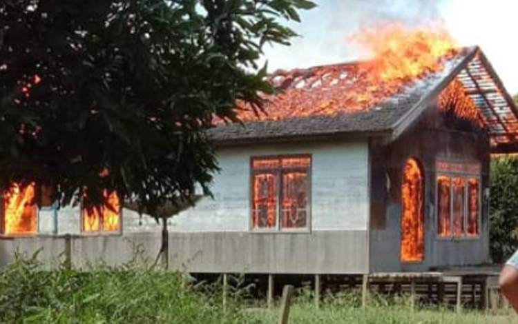 Sebuah rumah di Desa Dehes, Kecamatan Sanaman Mantikei ludes terbakar, Kamis, 15 September 2022 sekitar pukul 13.00 WIB. (FOTO: ABDUL GOFUR)
