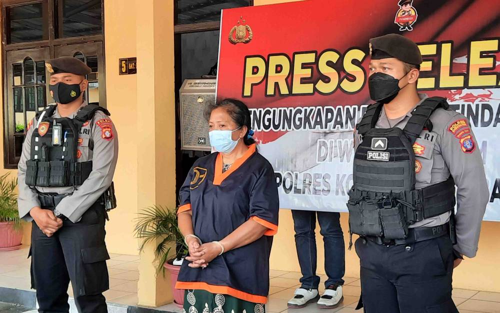 Tersangka penjualan miras, berinisial S dihadirkan dalam jumpa pers pengungkapan kasus di Polres Kobar, Jumat, 16 September 2022. (FOTO : DOK BN/DANANG)