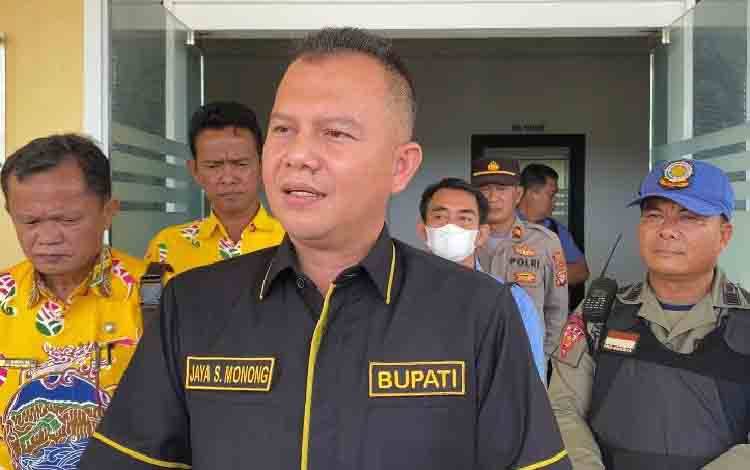 Bupati Gunung Mas Jaya S Monong saat diwawancarai oleh wartawan terkait penutupan sementara operasional PT. BMB (FOTO: IST) 