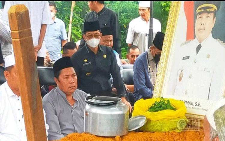 Bupati Murung Raya Perdie M Yoseph saat hadir langsung pada Prosesi Pemakaman Mantan Wabup Mura H. Darmaji. (Foto Trisno)
