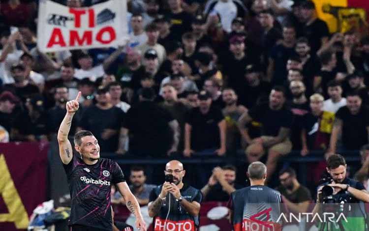 Penyerang Andrea Belotti merayakan keberhasilannya mencetak gol pada pertadingan Liga Europa antara AS Roma menghadapi HJK Helsinki di Stadion Olimpico, Roma, Kamis (15/9/2022). (ANTARA/AFP/TIZIANA FABI)