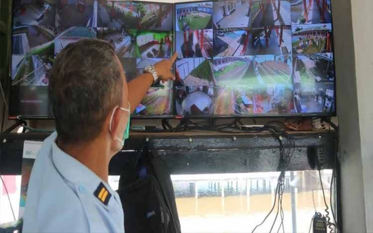 Petugas pengamanan Rutan Kuala Kapuas saat pantau situasi Rutan lewat CCTV, Sabtu, 17 September 2022. (FOTO: IS)