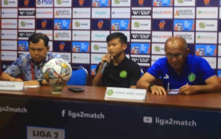 Pelatih Persipal Palu, Bambang Nurdiansyah (kanan) dan pemain Rian Firmansyah (tengah) saat konferensi pers di Stadion Tuah Pahoe, Sabtu 17 September 2022. (FOTO: HERMAWAN)