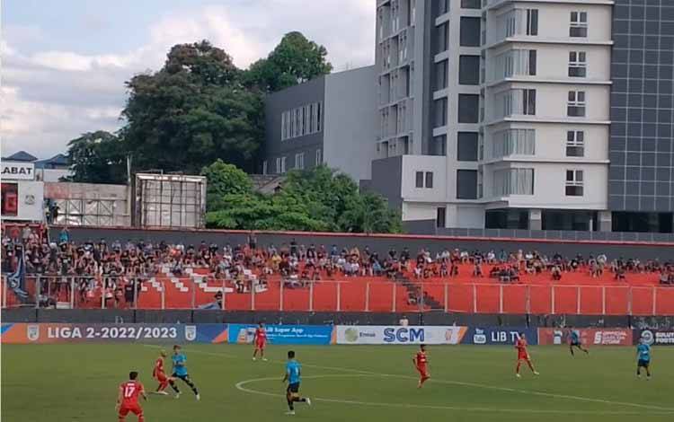 Pertandingan Sulut United yang memakai kaos biru celana hitam dan Persiba Balikpapan (kaos merah celana merah) di Stadion Klabat Manado. ANTARA/Jorie Darondo (1)