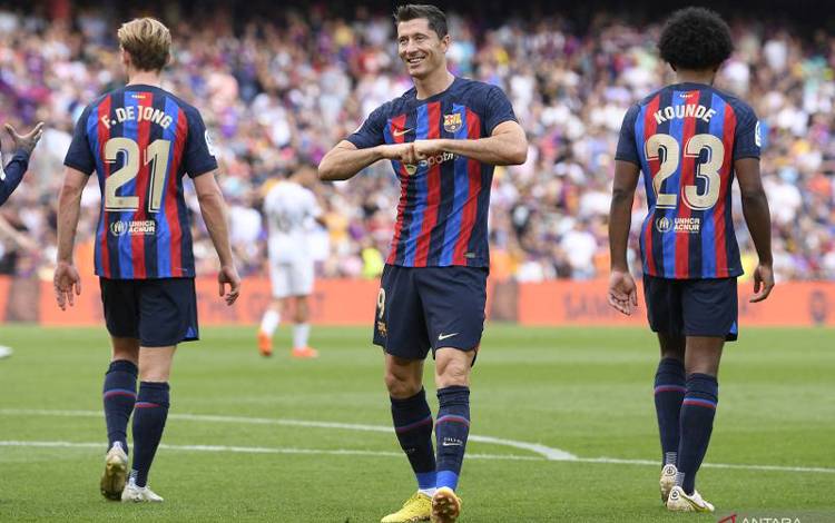 Selebrasi khas Robert Lewandowski (tengah) usai mencetak gol untuk Barcelona dalam pertandingan Liga Spanyol lawan Elche pada 17 September 2022. ANTARA/AFP/JOSEP LAGO