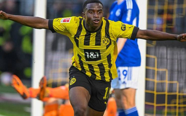 Striker Dortmund Youssoufa Moukoko mencetak gol dalam pertandinga Bundesliga Jerman antara BVB Borussia Dortmund dan FC Schalke 04 di Dortmund, Jerman, 17 September 2022. (AFP/SASCHA SCHUERMANN)