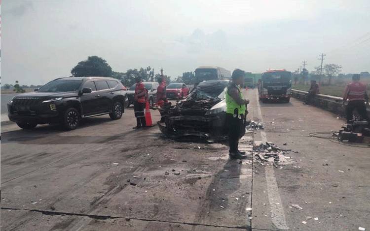 Petugas mengevakuasi kendaraan yang terlibat kecelakaan beruntun di ruas tol Pejagan-Pemalang di Brebes, Minggu (18-9-2022). ANTARA/HO-Satlantas Polres Brebes