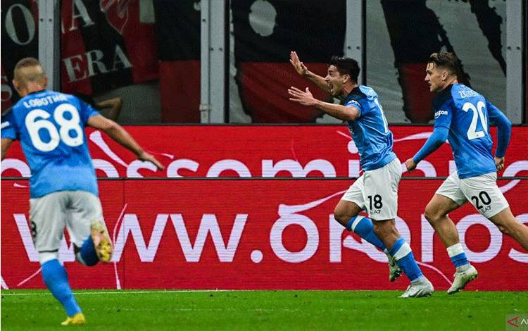 Selebrasi penyerang Napoli Giovanni Simeone (tengah) setelah mencetak gol ke gawang AC Milan dalam pertandingan Liga Italia pada 19 September 2022. ANTARA/AFP/MIGUEL MEDINA